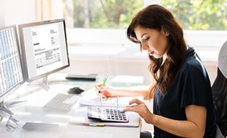 e-Invoicing woman sitting at a table